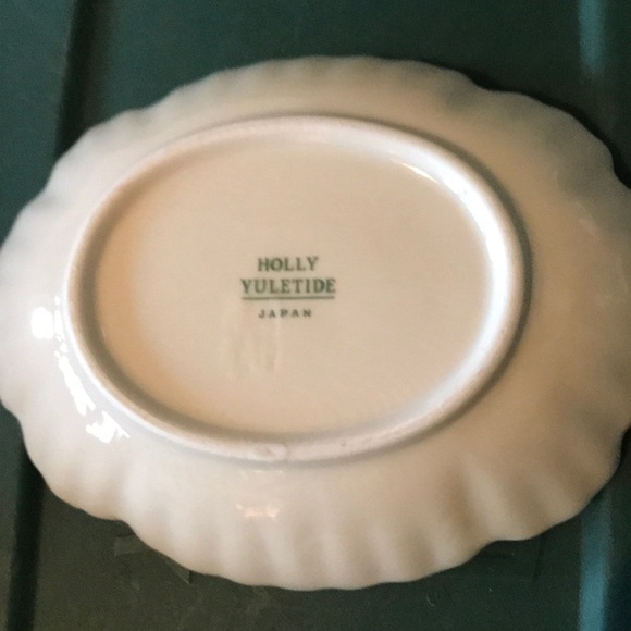 Holly Yuletide oval bon bon dish - Picture 3 of 5
